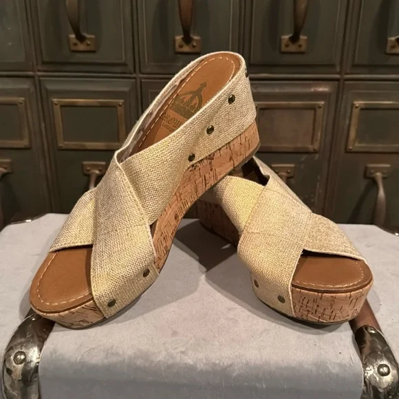 Crown Vintage metallic stretch top sandal - Picture 1 of 7